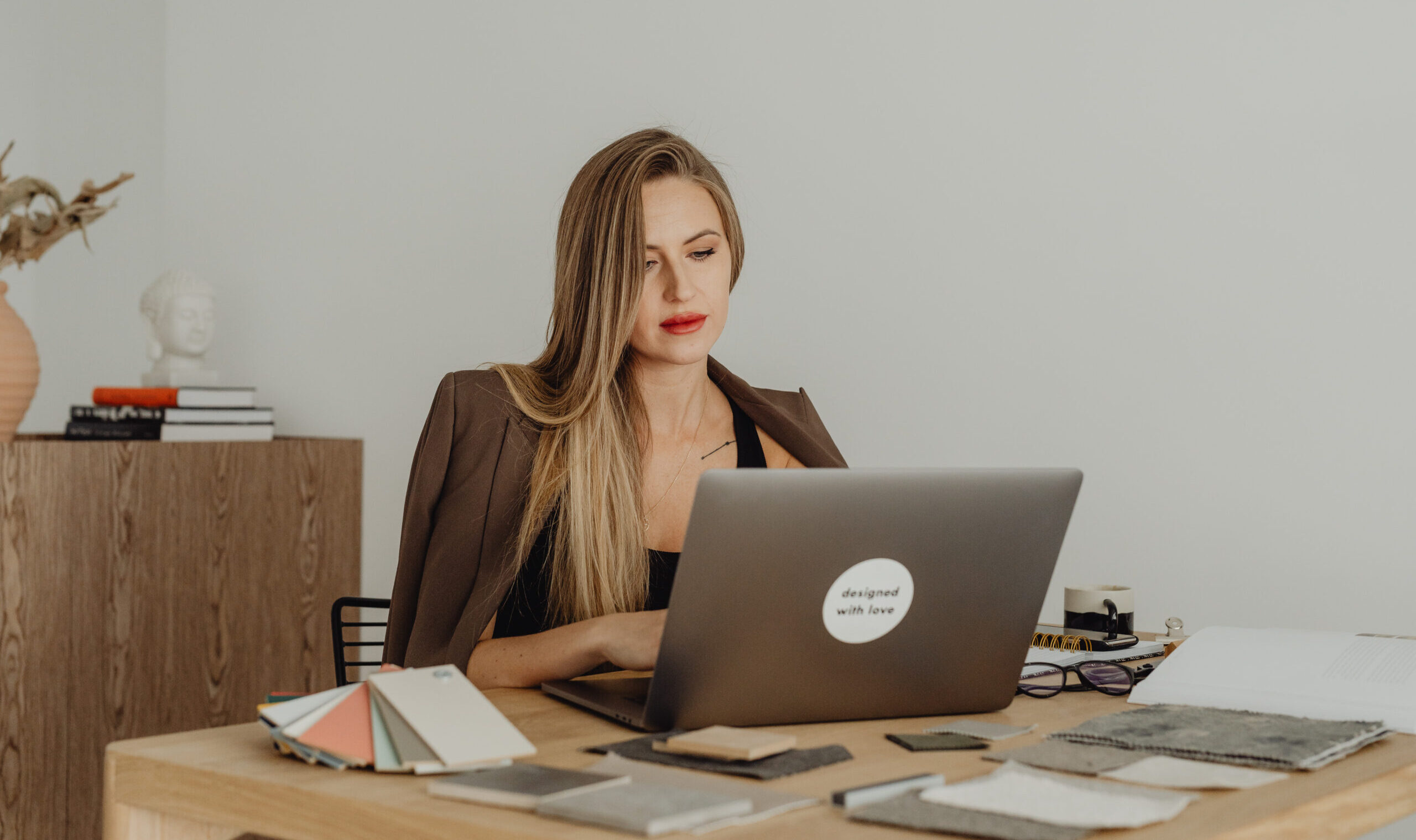 kaboompics_young-entrepreneur-dressed-in-brown-suit-desk-laptop-computer-27958